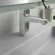 Waschtischarmatur in Chrom von Ideal Standard, montiert auf einem weißen Waschbecken. Der Wasserhahn hat einen klaren, funktionalen Griff und ist an einer hellen Wand platziert.